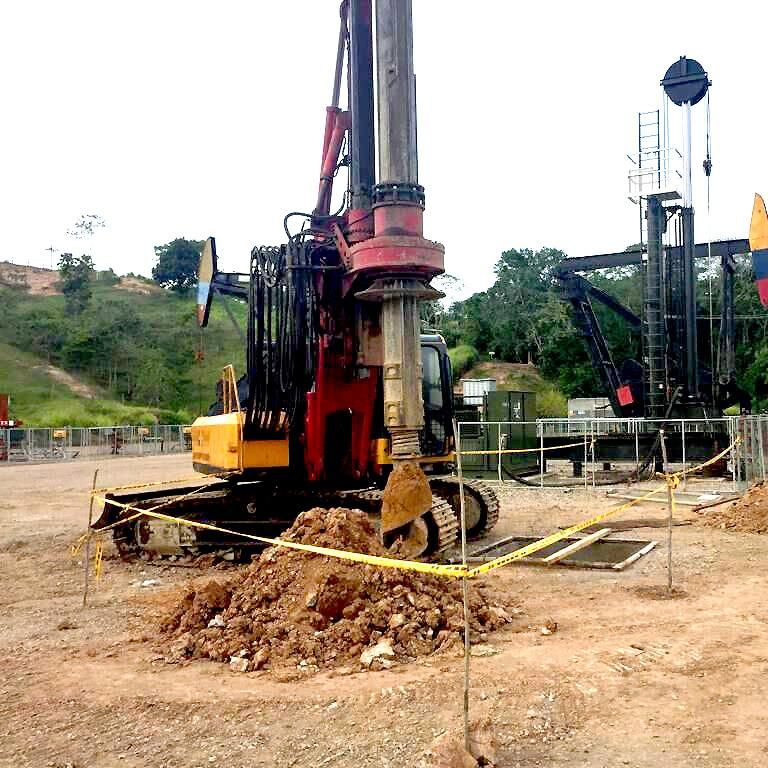 Rotary Drilling Rig with Alloy Drill Bit Accessory