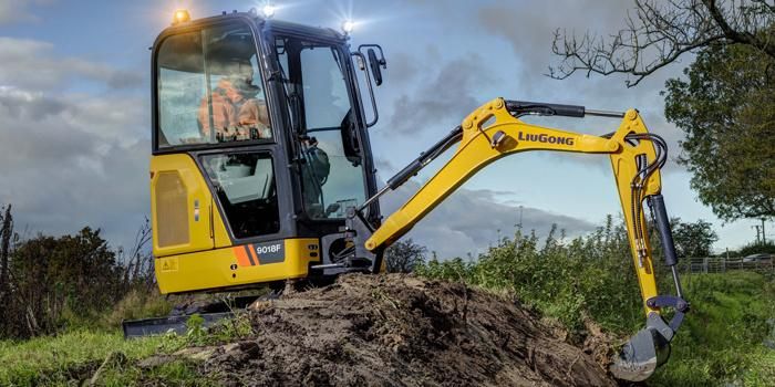 China Brand Mini Excavator 9018f with 13.4 Kw/2200rpm Power