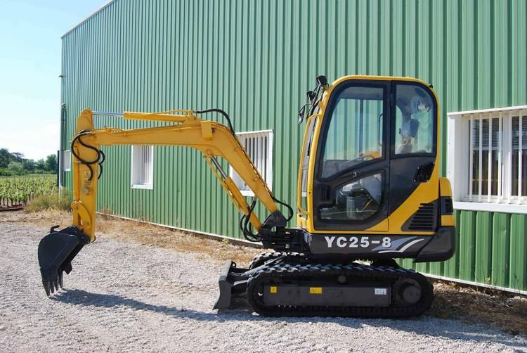 Yuchai 3 Ton Crawler Mini Excavator Yc25-8 Hydraulic Excavator with Cab