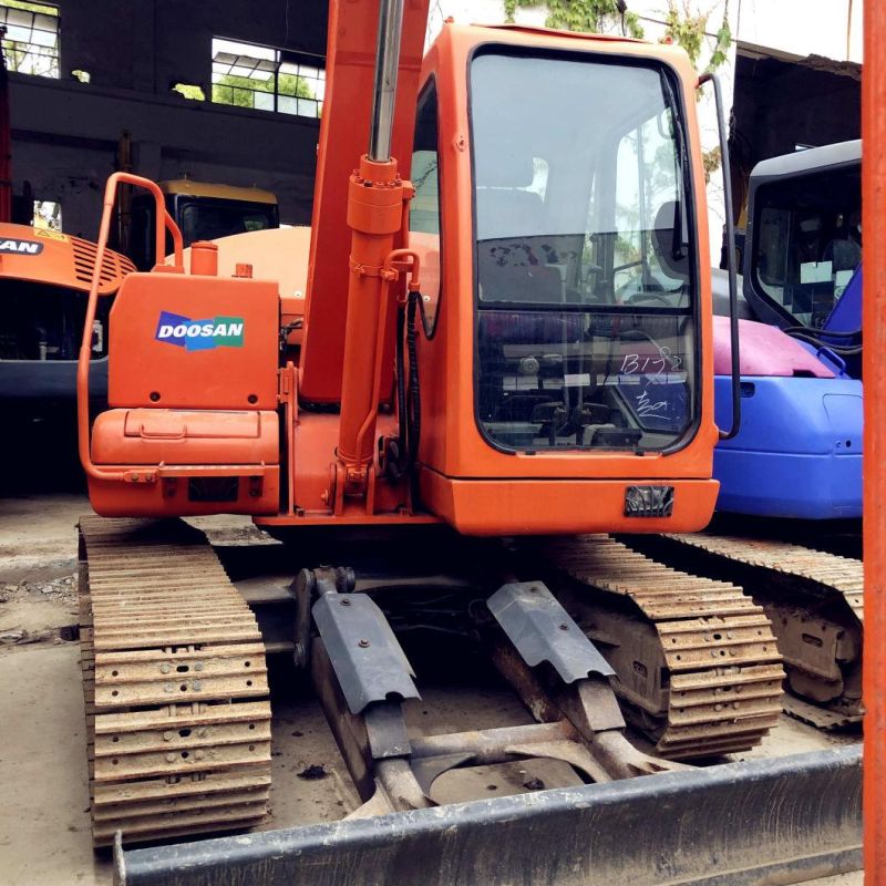 Used Doosan Dh150 Crawler Excavator with Hydraulic Breaker Line and Hammer in Good Condition