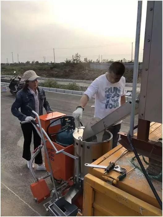 1200kg Hydraulic Double-Cylinder Thermoplastic Diesel Road Marking Paint Preheater Wholesale
